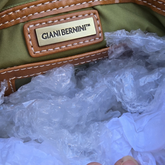 Giani Bernini Green & Tan Leather Crossbody Bag w/ Pockets & Adjustable Strap - Picture 8 of 13